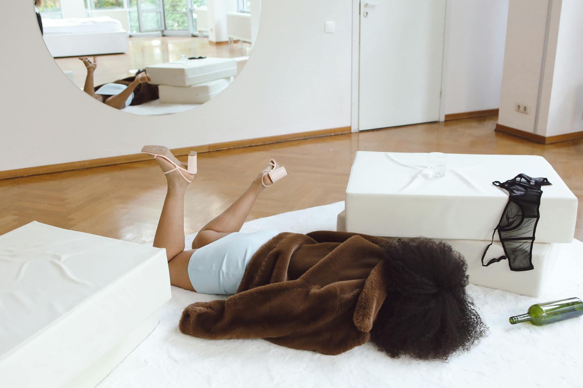 Kobieta z afro odpoczywa po imprezie w nowoczesnej, przytulnej sypialni