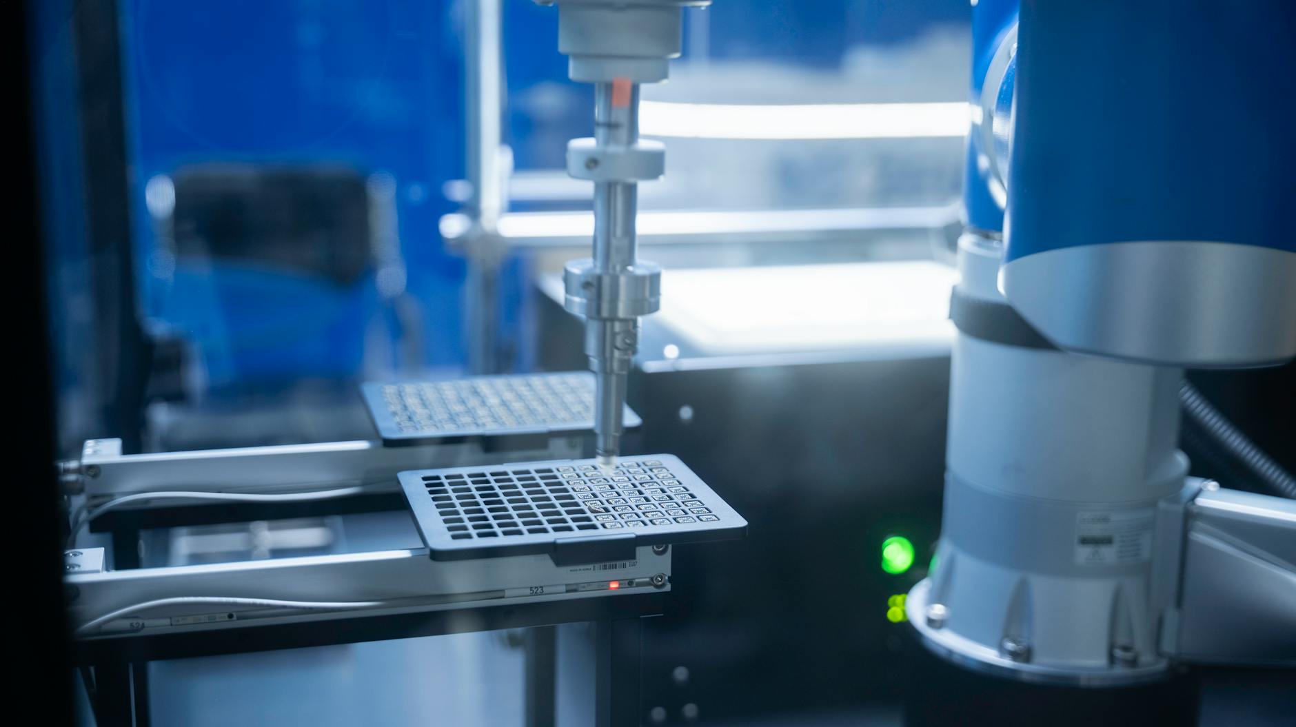 Ramię robota automatyzuje precyzyjne procesy laboratoryjne