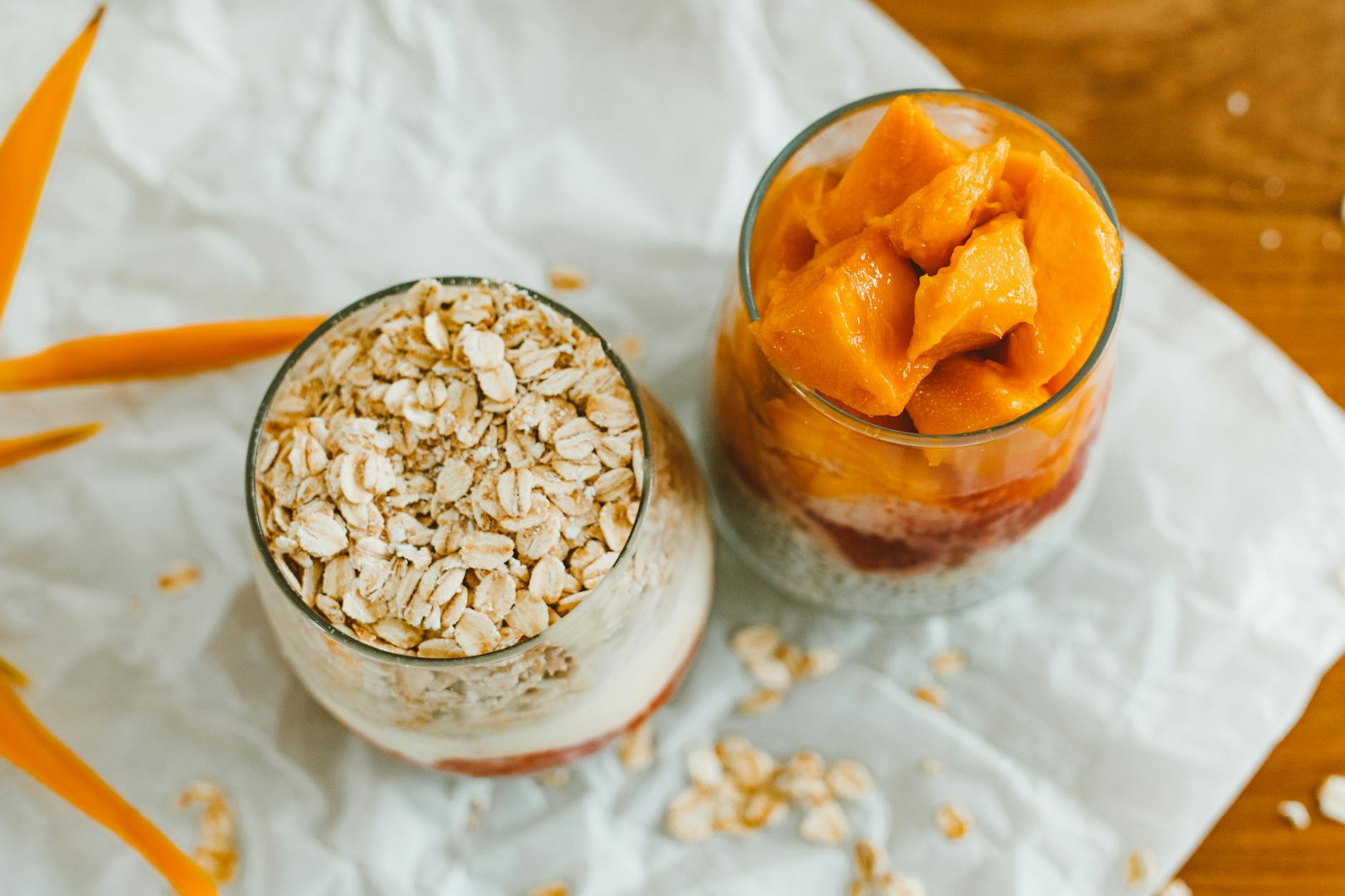 Deser z mango i płatkami owsianymi w szklankach z góry