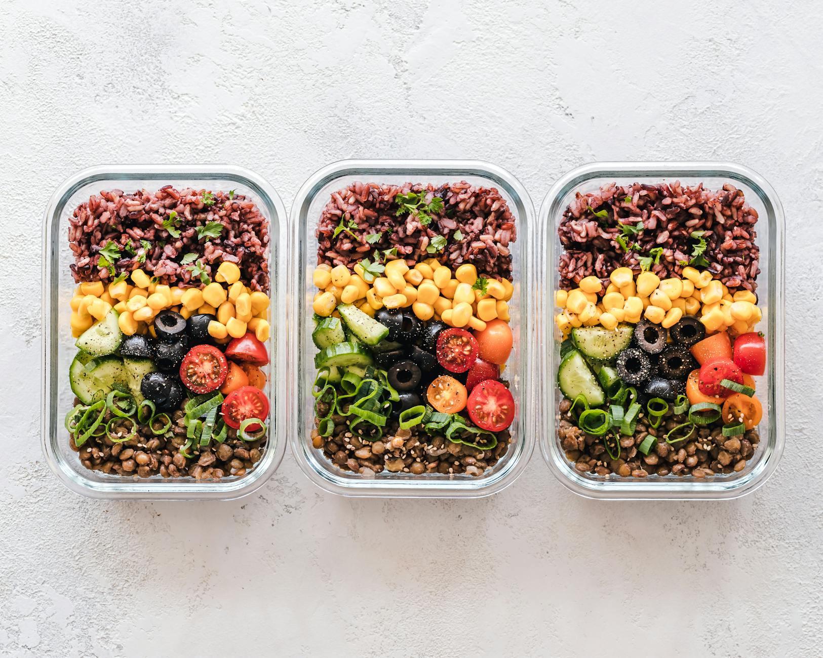 Kolorowe lunchboxy z warzywami i soczewicą przygotowane na cały tydzień
