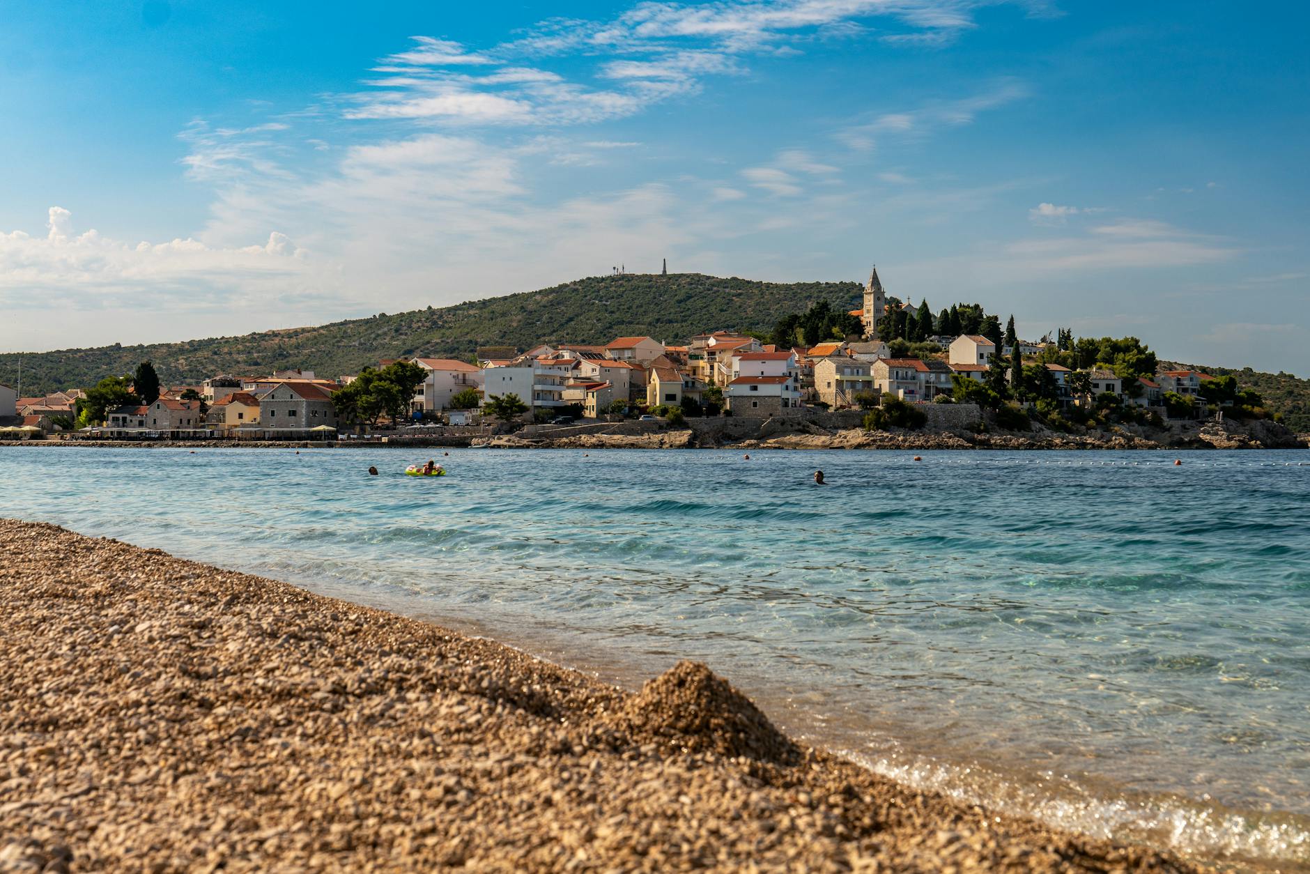 Plaża w Primošten z turkusowym morzem i zabudową nad samą wodą