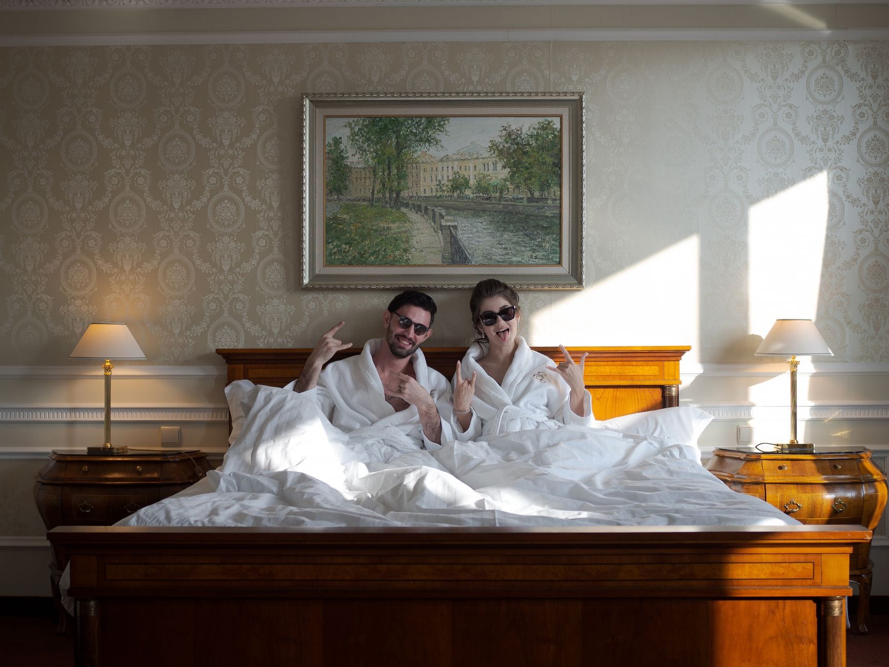 Para w szlafrokach odpoczywa w stylowym pokoju hotelowym