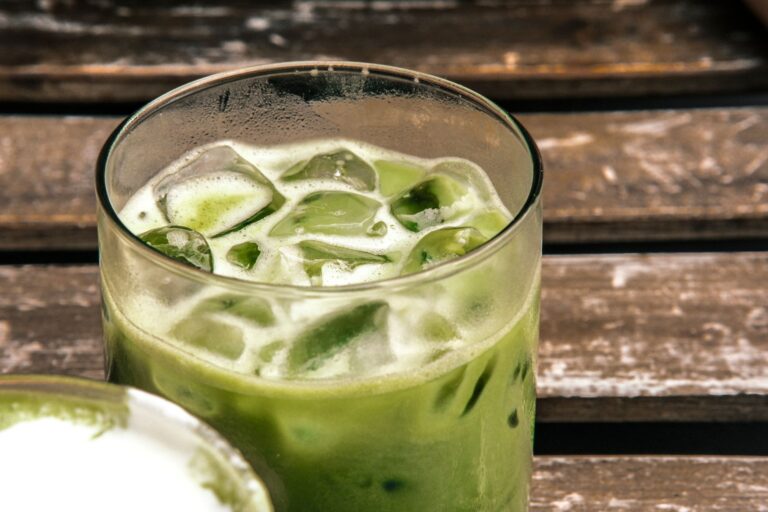 Mrożona matcha latte na rustykalnym drewnianym stole